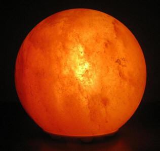Солевая лампа «Планета» весом около 3 кг
