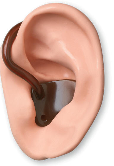 слуховой аппарат на ухе
